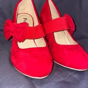 Size 6 women red heels with bows
